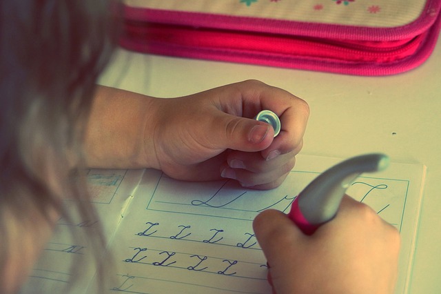 dívka píše písmeno „Z“